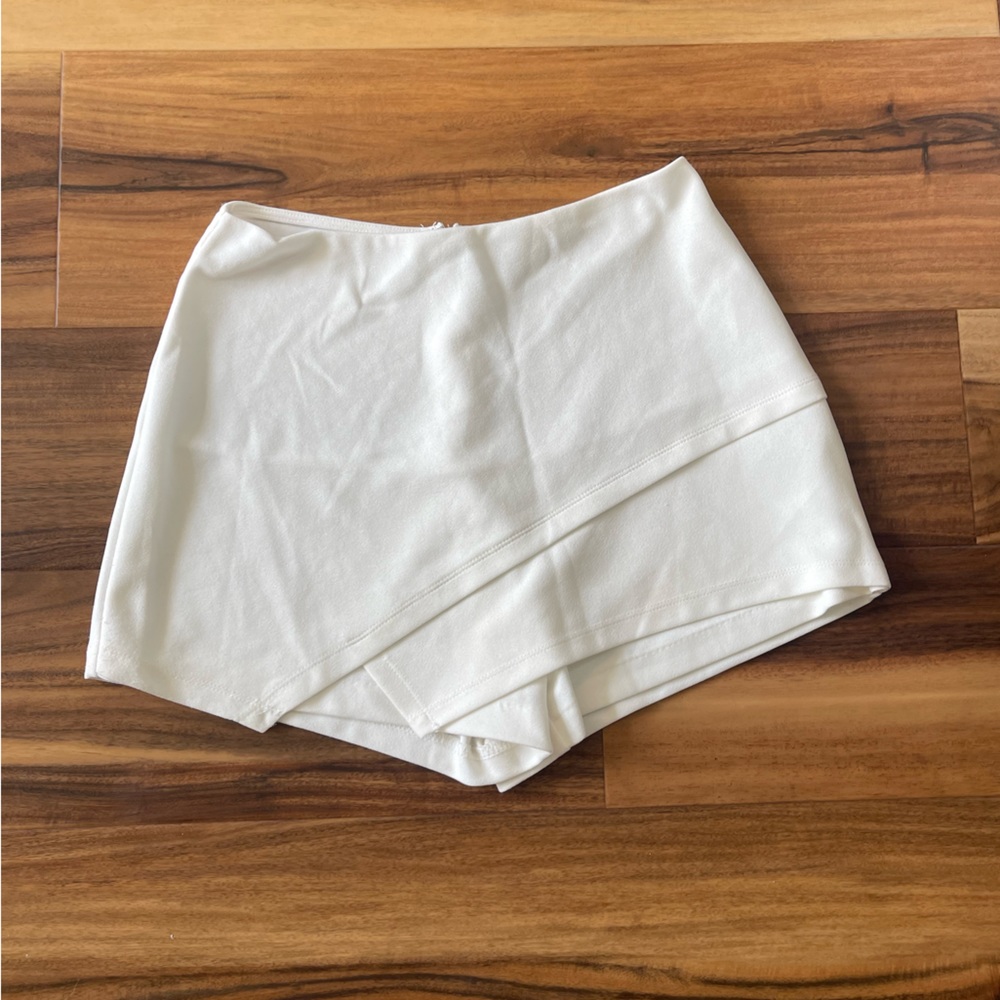 White envelope skort size small
